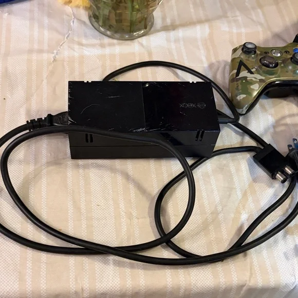 Xbox One Gaming Console, cord and 2 controllers - Picture 6 of 6